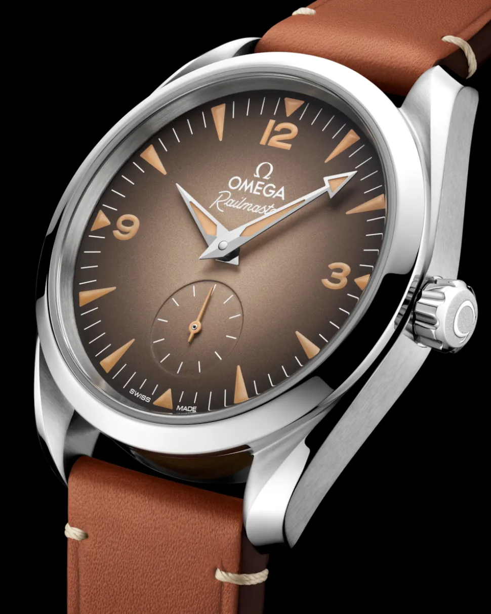 38 mm, steel on leather strap