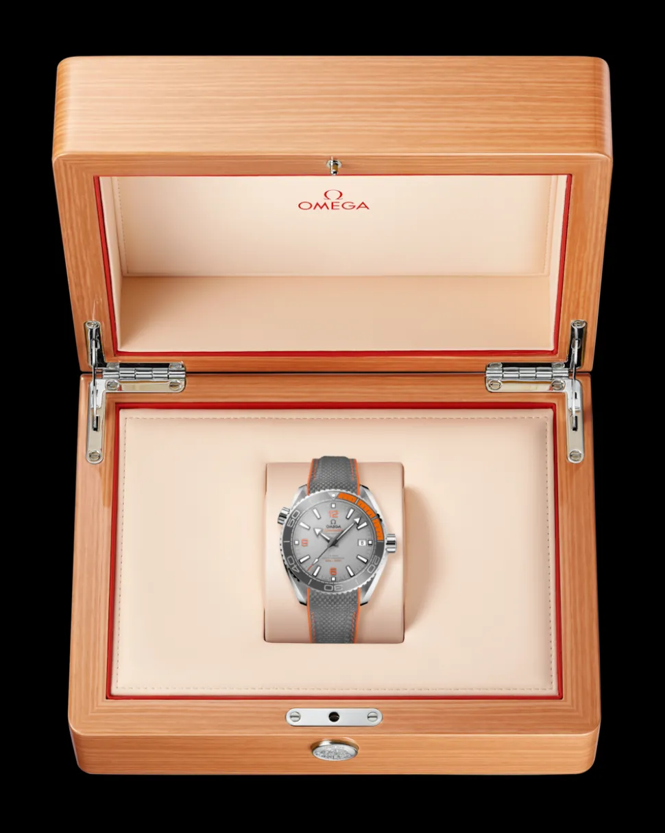 43.5 mm, titanium on rubber strap