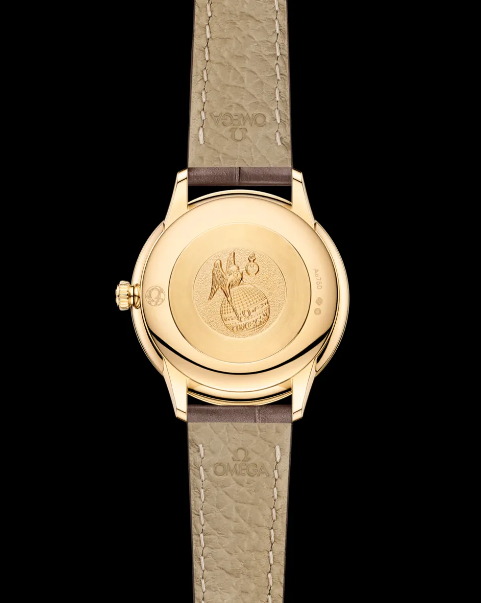 27.5 mm, yellow gold on leather strap