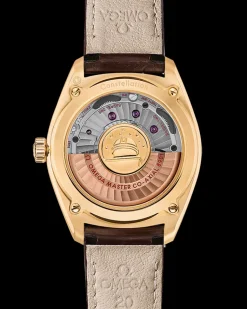39 mm, yellow gold on leather strap