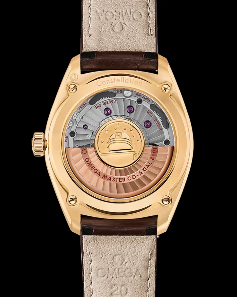 39 mm, yellow gold on leather strap