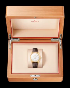 39 mm, yellow gold on leather strap