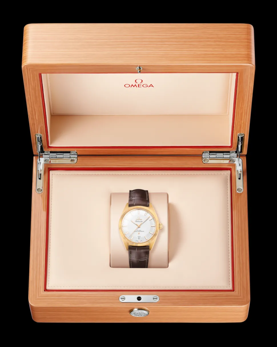 39 mm, yellow gold on leather strap