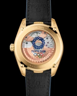 38 mm, yellow gold on leather strap