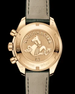 38 mm, yellow gold on leather strap