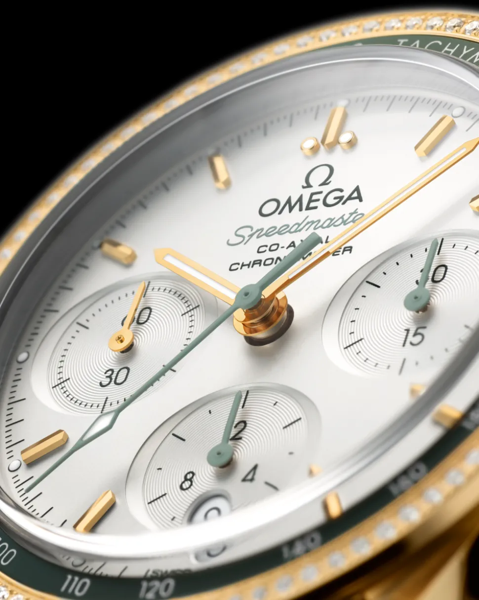 38 mm, yellow gold on leather strap