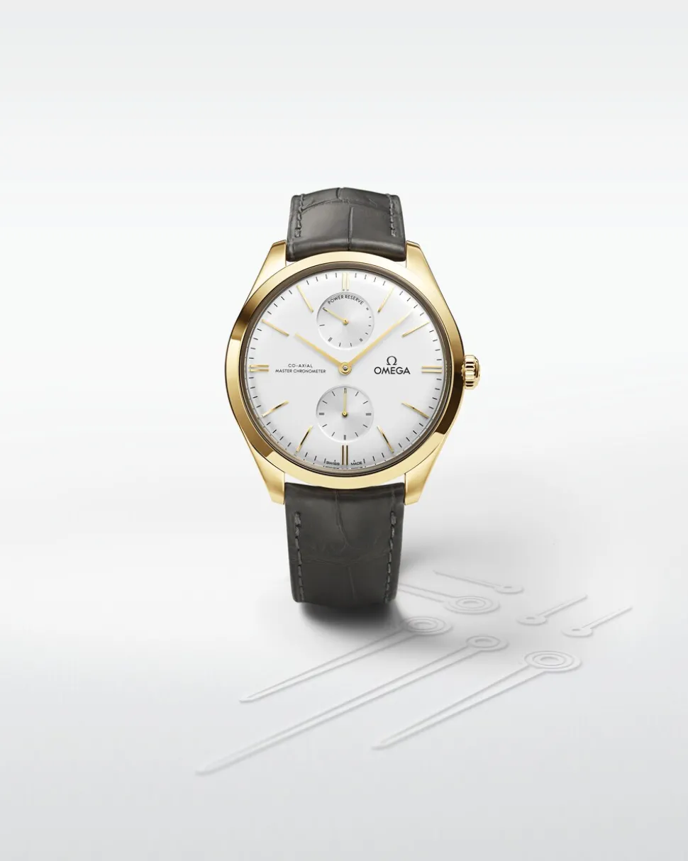 40 mm, yellow gold on leather strap