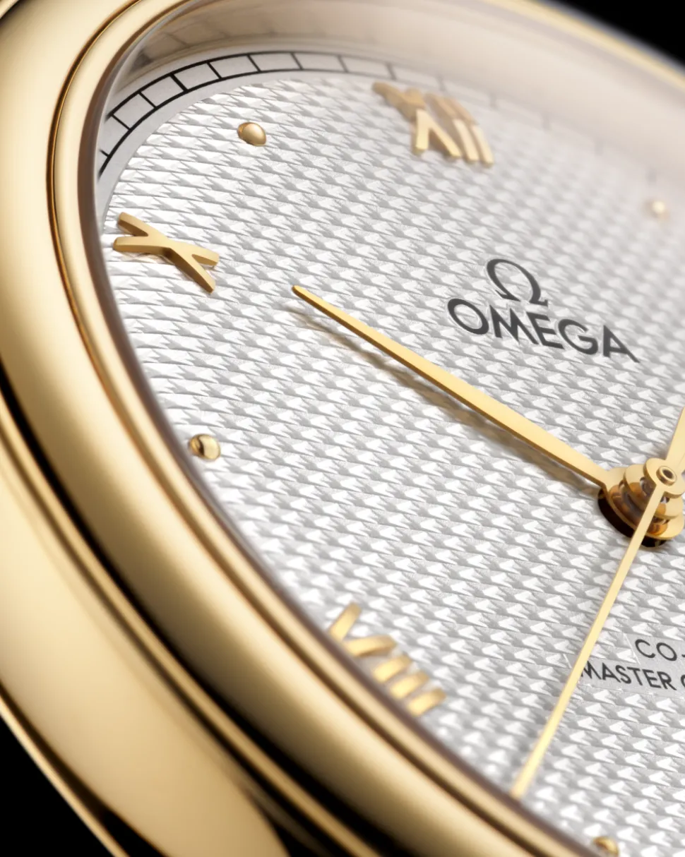 40 mm, yellow gold on leather strap