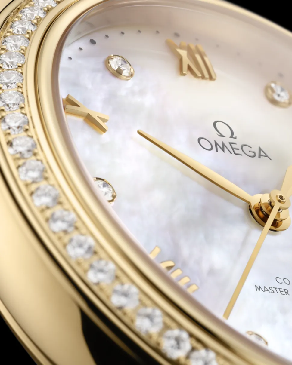 34 mm, yellow gold on leather strap
