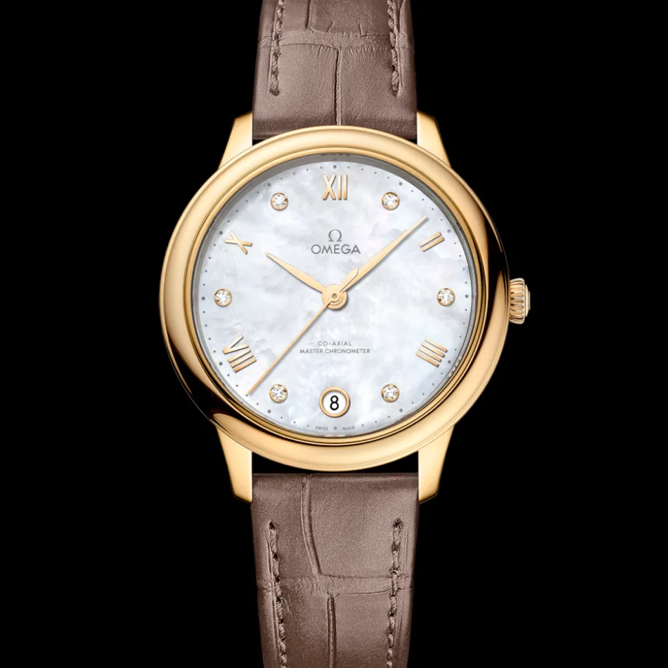 34 mm, yellow gold on leather strap